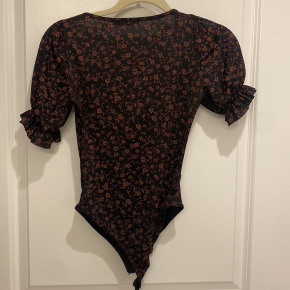 Tie front cinched body suit. Fits small, more like a 6. - Picture 3 of 3